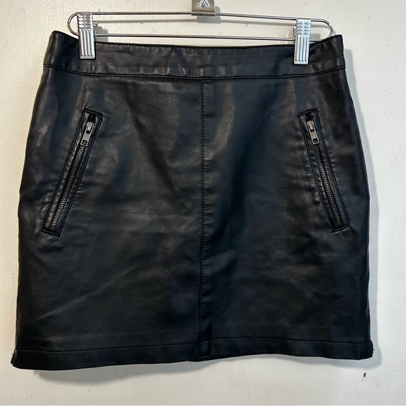 Atmosphere Women’s black vegan leather mini skirt, front zip pockets. Size 6 - Picture 3 of 10